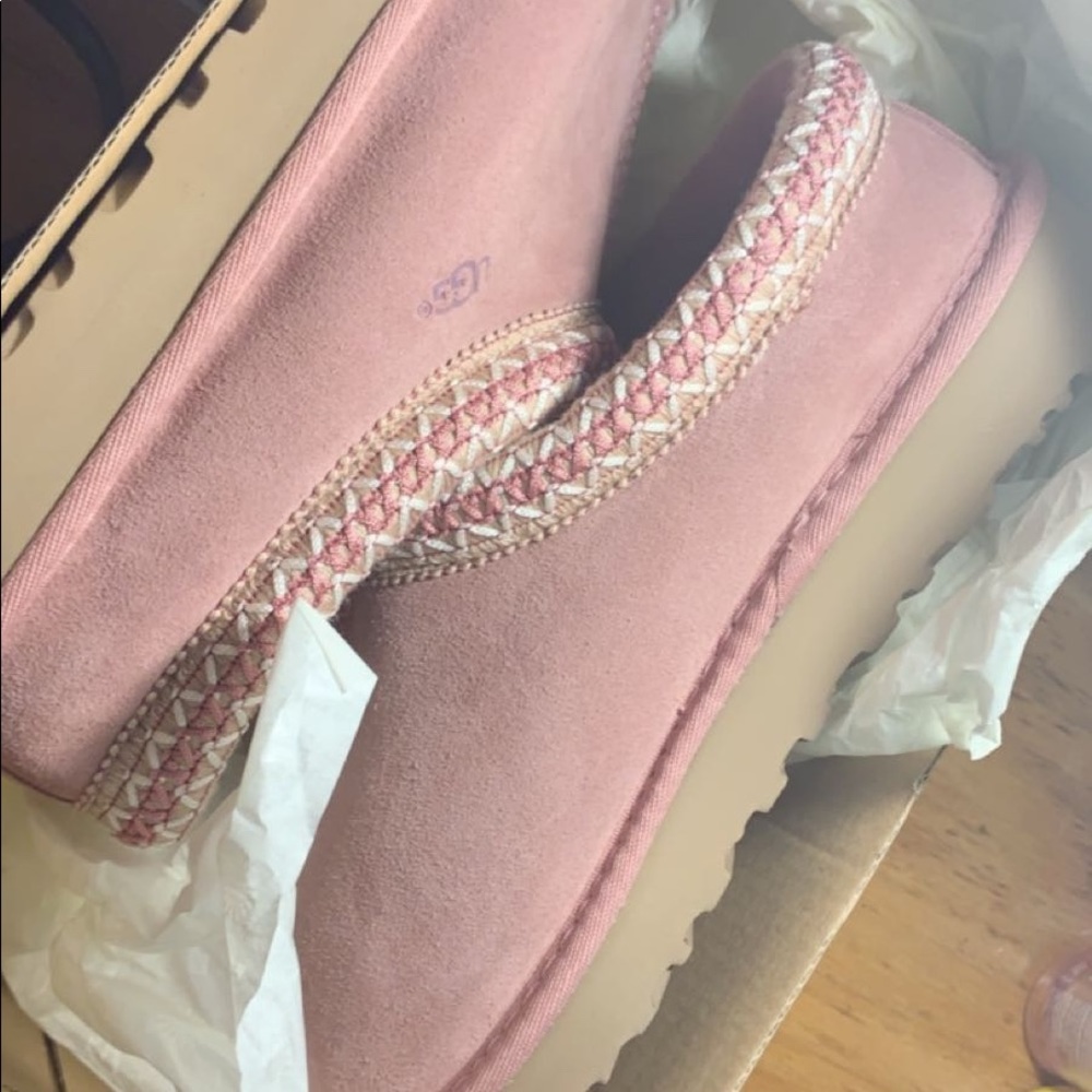 Selling brand new never worn pink ugg slippers